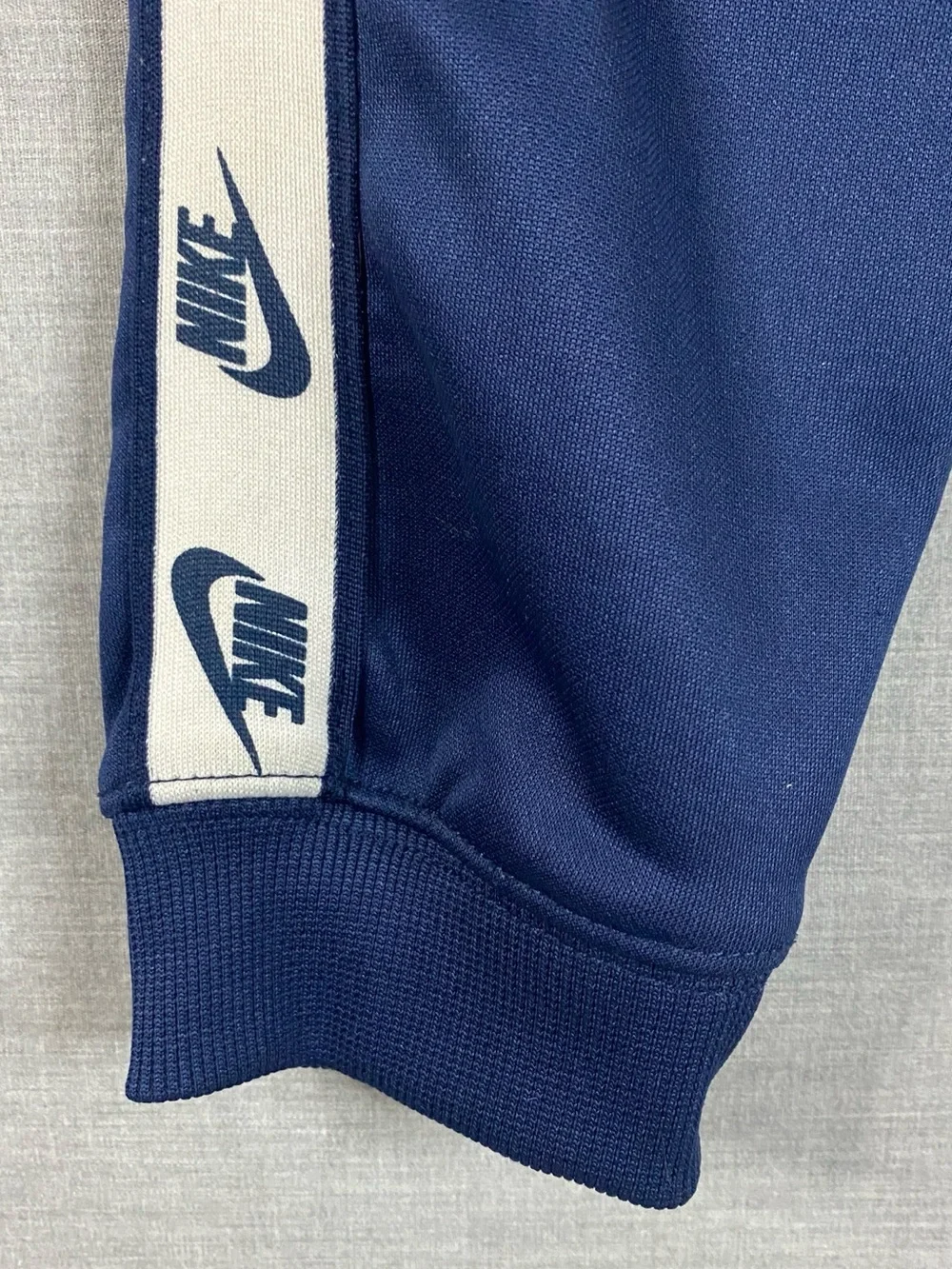 Nike Kids 2 Piece Tricot Track Suit Set Jacket/Pants White/Dark Blue Size 5-6 Yr
